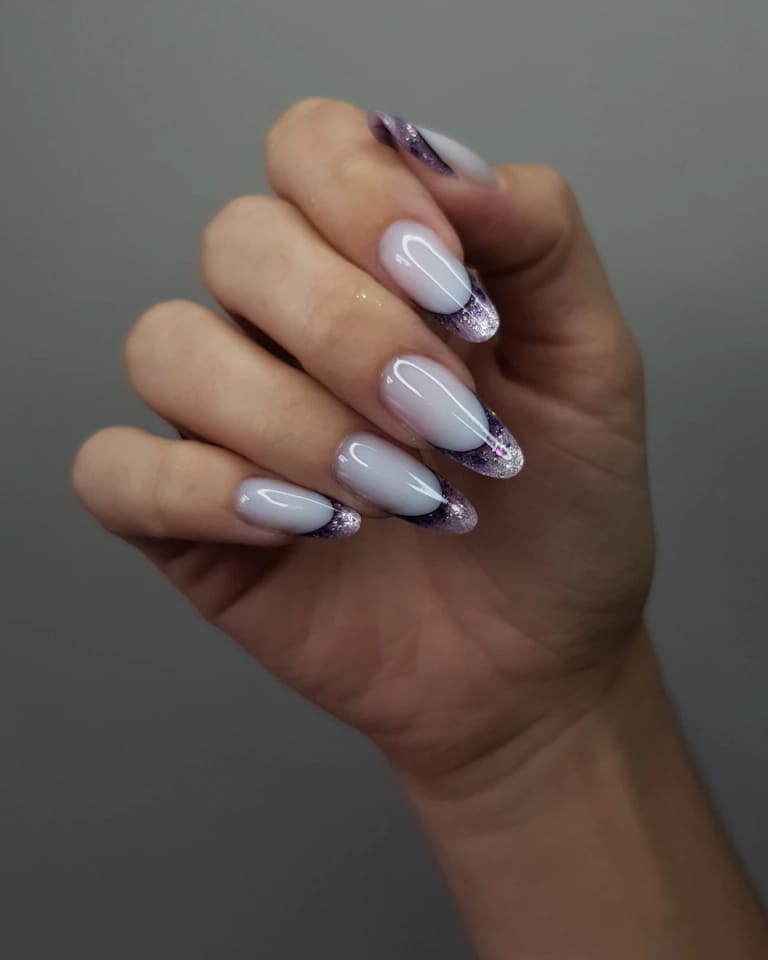 Uñas blancas con puntas marmoladas en lila y negro