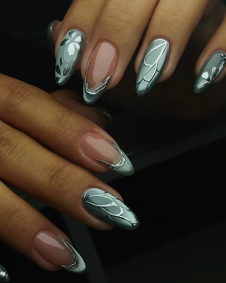 Nail art en gris perla y plata con flores delicadas y líneas finas