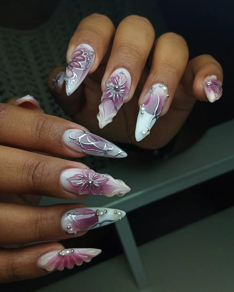 Uñas largas stiletto con arte floral en relieve en rosa y blanco