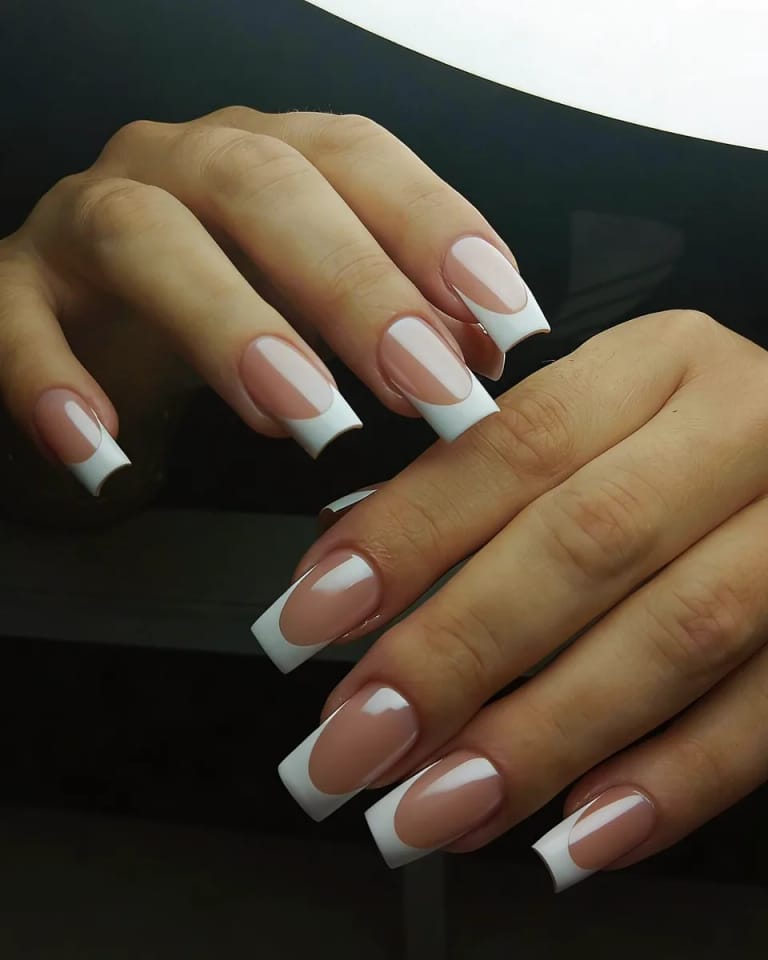 Francesa clásica blanca sobre uñas almendra, acabado impecable