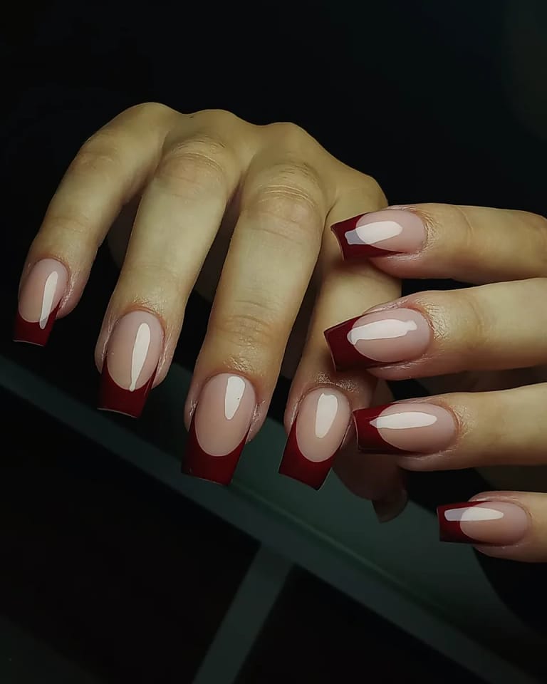 Francesa de puntas rojas sobre uñas almendra
