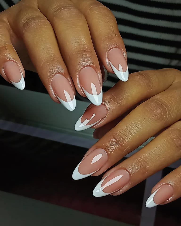 Francesa blanca sobre uñas almendra, luminosa y limpia