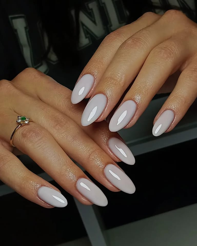 Uñas almendra nude minimalistas con acabado natural