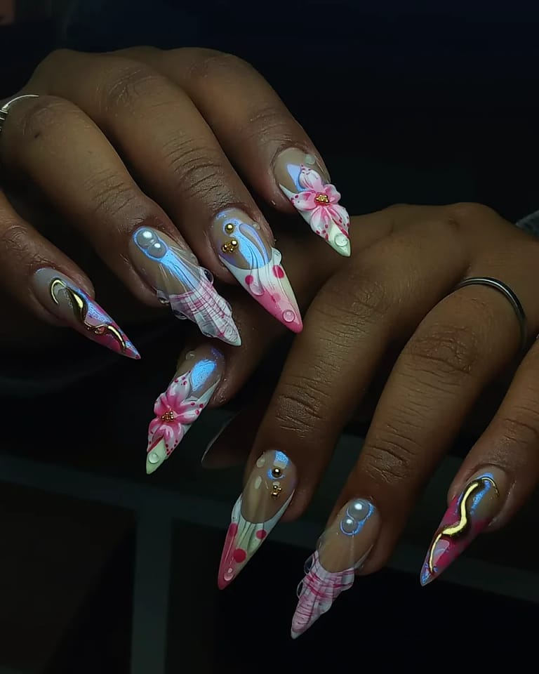 Uñas largas stiletto con flores rosas, dijes y brillo tornasol