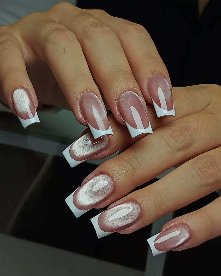 Uñas coffin con francesa blanca ancha