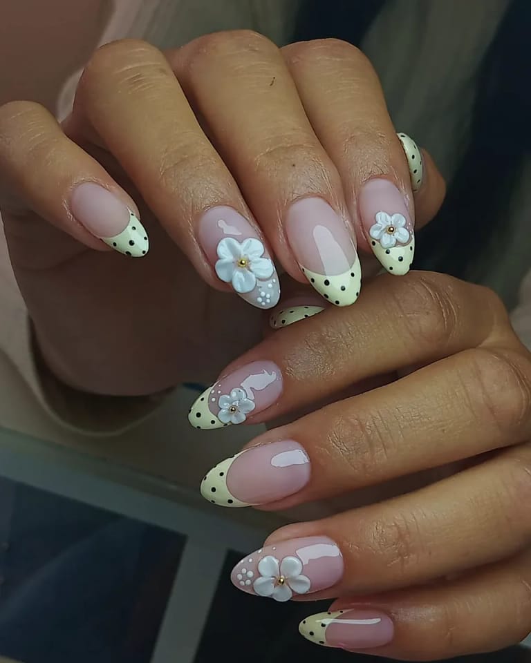 Uñas almendra con arte floral blanco y puntos, fresco y natural