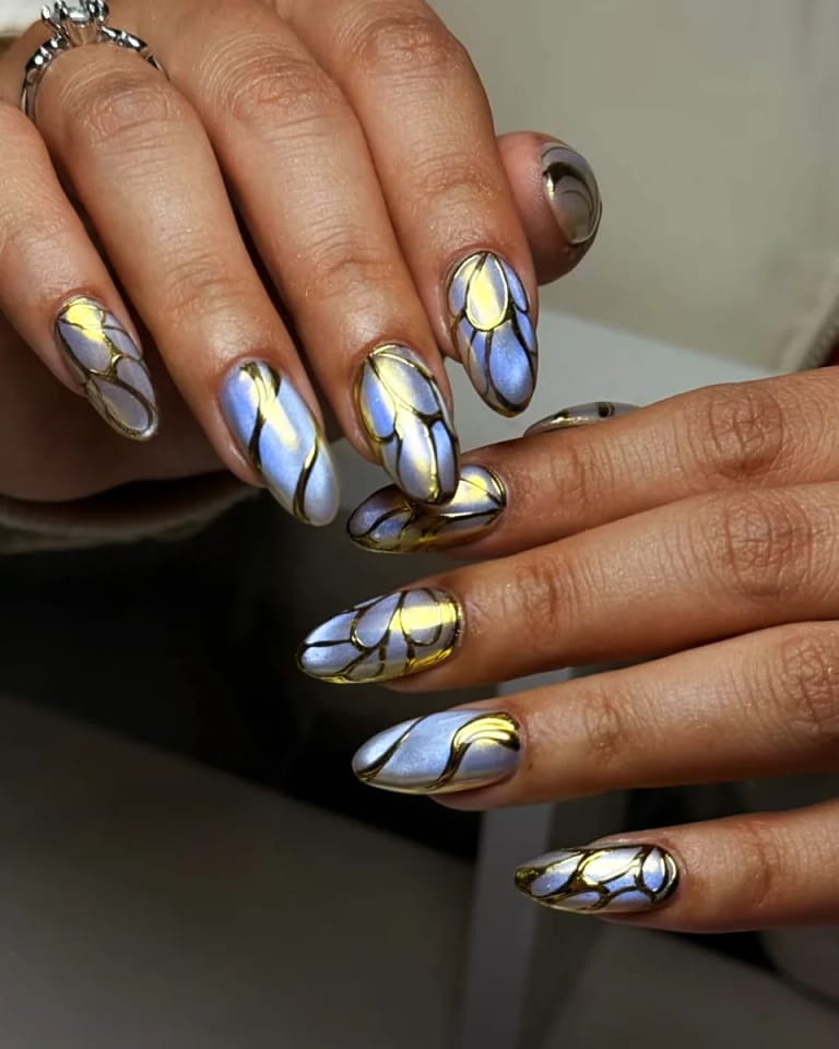Uñas almendra con efecto cromado tornasol en plata y azul