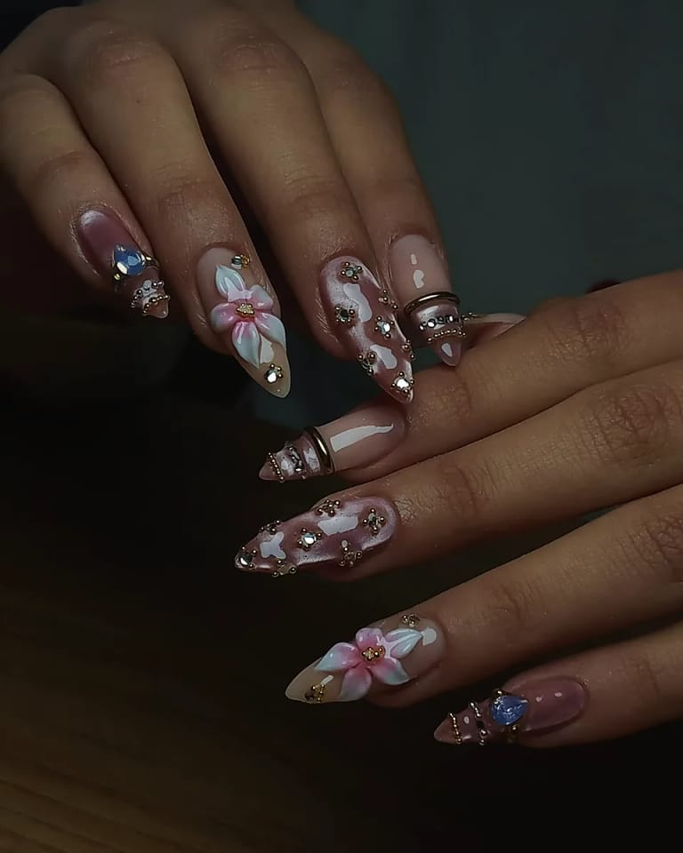 Uñas almendra con flores y dijes dorados