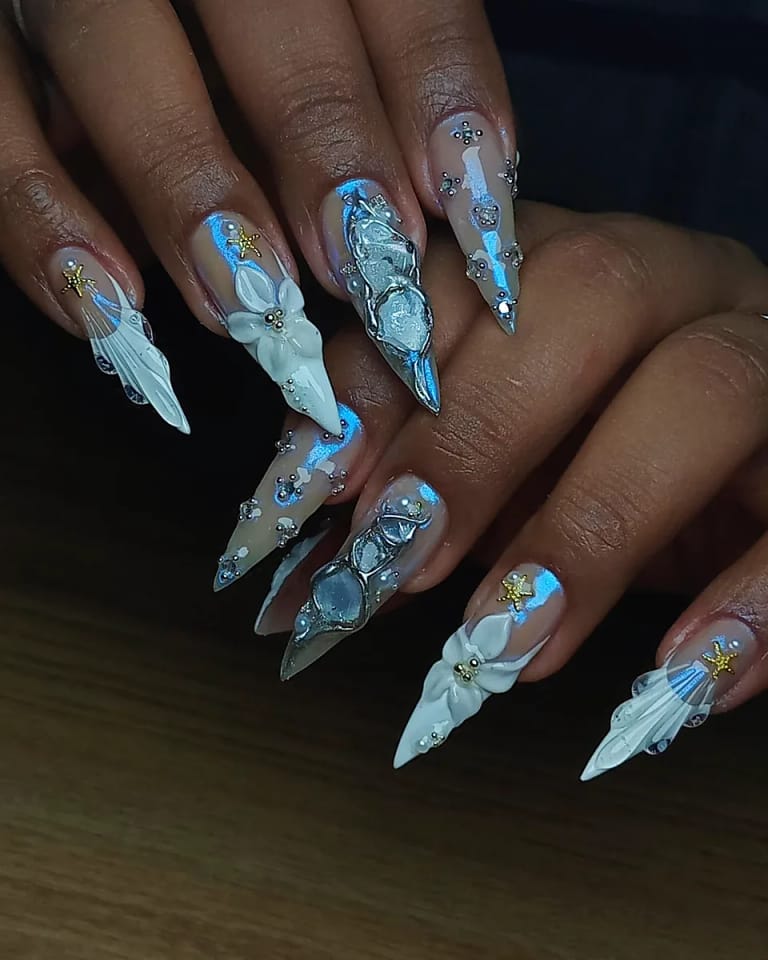 Uñas stiletto azules con flores en relieve y detalles 3D